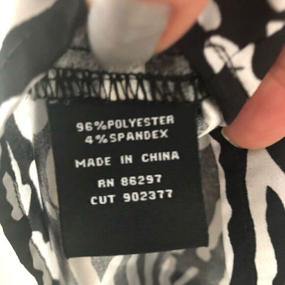 BCBG FLOWY BLK/WHT CAP SLEEVE DRESS - Picture 4 of 8